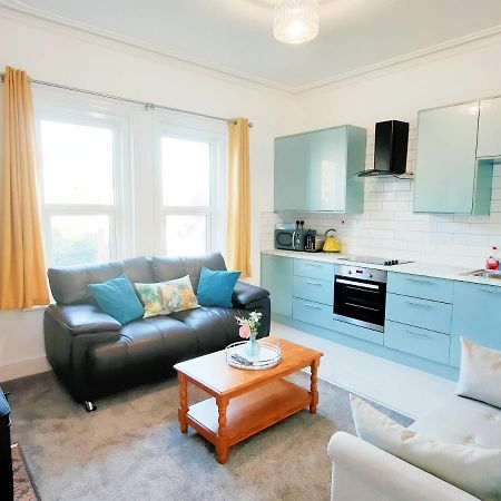 Flat-C, 4 Adults, 20 Mins To Beach, Netflix, Wifi, Sleeps 4 Adults 본머스 외부 사진