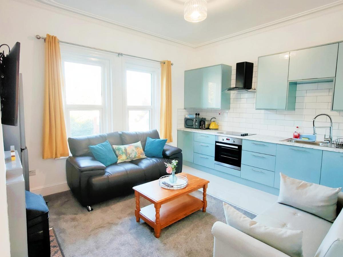 Flat-C, 4 Adults, 20 Mins To Beach, Netflix, Wifi, Sleeps 4 Adults 본머스 외부 사진
