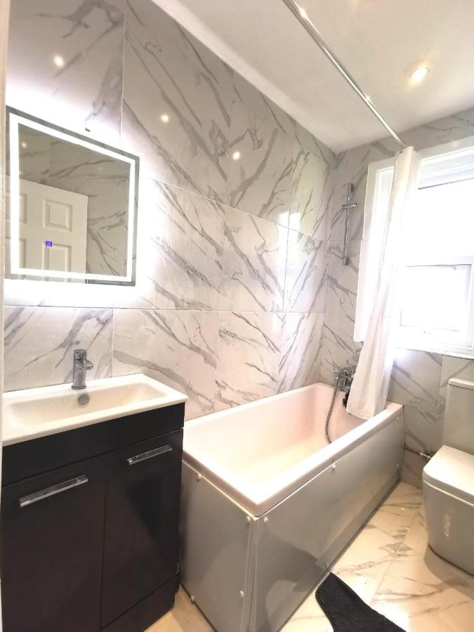 Flat-C, 4 Adults, 20 Mins To Beach, Netflix, Wifi, Sleeps 4 Adults 본머스 외부 사진
